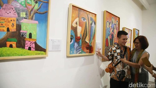 Sebanyak 52 karya dipamerkan dalam Coming of Age Lens of Ours di Galeri Hadipran, Jakarta Selatan. Seni rupa ini merupakan karya anak-anak spesial dan seniman.