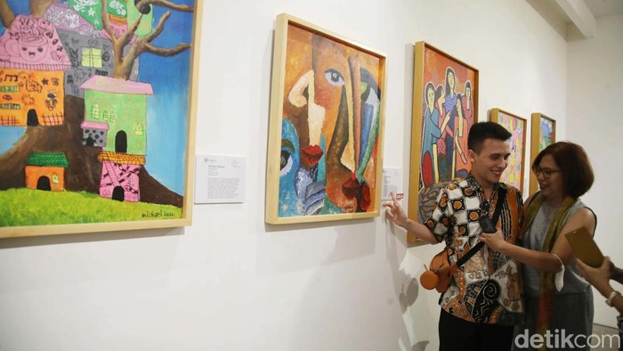 Sebanyak 52 karya dipamerkan dalam Coming of Age Lens of Ours di Galeri Hadipran, Jakarta Selatan. Seni rupa ini merupakan karya anak-anak spesial dan seniman.