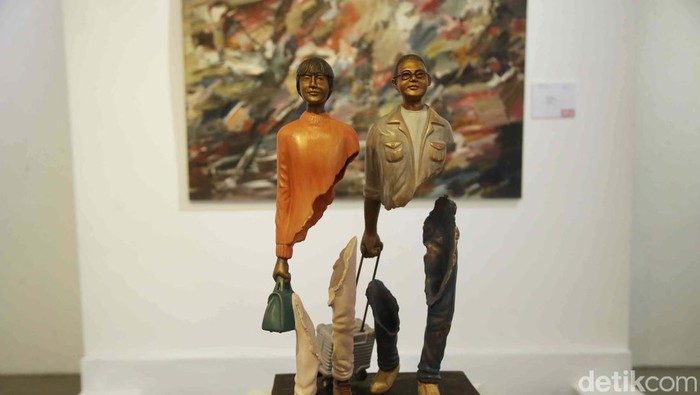 Sebanyak 52 karya dipamerkan dalam Coming of Age Lens of Ours di Galeri Hadipran, Jakarta Selatan. Seni rupa ini merupakan karya anak-anak spesial dan seniman.
