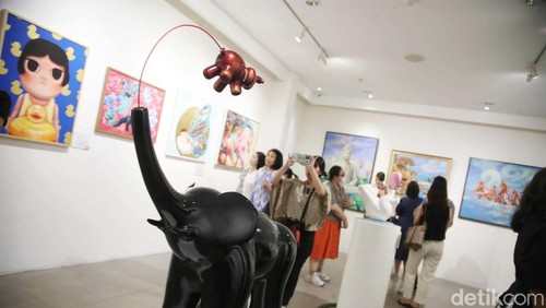 Sebanyak 52 karya dipamerkan dalam Coming of Age Lens of Ours di Galeri Hadipran, Jakarta Selatan. Seni rupa ini merupakan karya anak-anak spesial dan seniman.