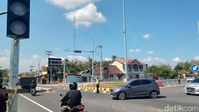 Anggota Sat Lantas Polres Klaten mengatur manual di exit tol Ngawen, Klaten.