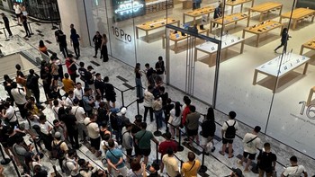 Mall baru buka jam 10, warga sini sepertinya mulai antre dari jam 6-7 pagi, ujarnya. Foto: Bagus Hernawan/Appleisme ID