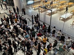 Belum Dijual di Indonesia, Intip Potret Antrean iPhone 16 di Malaysia