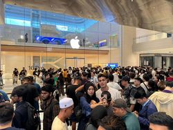Belum Dijual di Indonesia, Intip Potret Antrean iPhone 16 di Malaysia