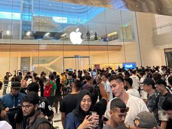 Belum Dijual di Indonesia, Intip Potret Antrean iPhone 16 di Malaysia
