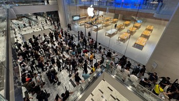 Antusiasme terlihat di hari pertama penjualan seri iPhone 16 di Apple TRX Malaysia. Apple enthusiast Bagus Hernawan menyebut antrean sudah padat jauh sebelum jam toko buka. Foto: Bagus Hernawan/Appleisme ID