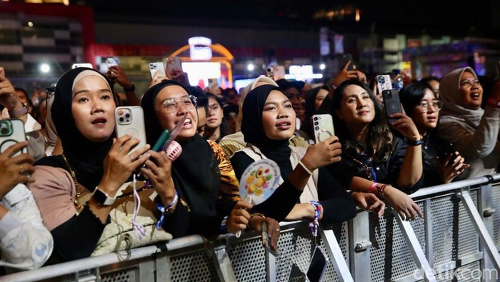 Pestapora 2024 resmi digelar di JIExpo Kemayoran, Jakarta, Jumat (20/9/2024). Ari Lasso dan Band Boomerang langsung menghibur penonton dan mengguncang panggung Pestapora 2024.