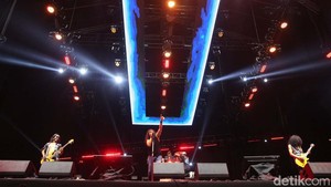 Band Boomerang juga tampil pada konser musik Pestapora 2024 di JIExpo Kemayoran, Jakarta, Jumat (20/9/2024).