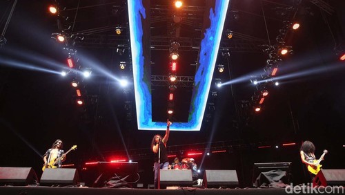 Pestapora 2024 resmi digelar di JIExpo Kemayoran, Jakarta, Jumat (20/9/2024). Ari Lasso dan Band Boomerang langsung menghibur penonton dan mengguncang panggung Pestapora 2024.