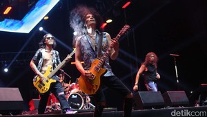 Band rock asal Surabaya dengan gitaris legendaris John Paul Ivan ini membawakan sejumlah lagunya.