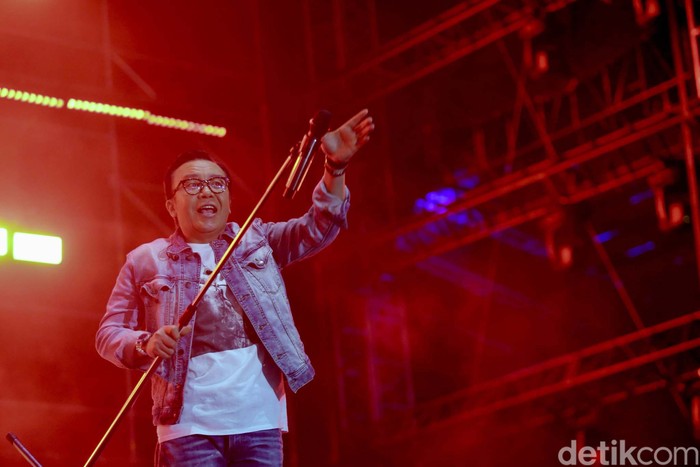 Ari Lasso-Boomerang Guncang Panggung Pestapora 2024 Pestapora 2024 resmi digelar di JIExpo Kemayoran, Jakarta, Jumat (20/9/2024). Ari Lasso dan Band Boomerang langsung menghibur penonton dan mengguncang panggung Pestapora 2024.