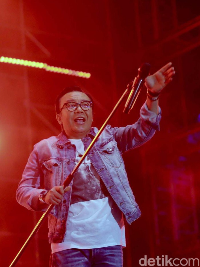 Pestapora 2024 resmi digelar di JIExpo Kemayoran, Jakarta, Jumat (20/9/2024). Ari Lasso dan Band Boomerang langsung menghibur penonton dan mengguncang panggung Pestapora 2024.