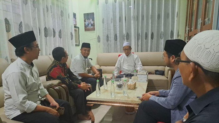 Bacagub Sulsel Andi Sudirman Sulaiman menemui Rais Syuriah PWNU Sulsel, Anregurutta KH Baharuddin.