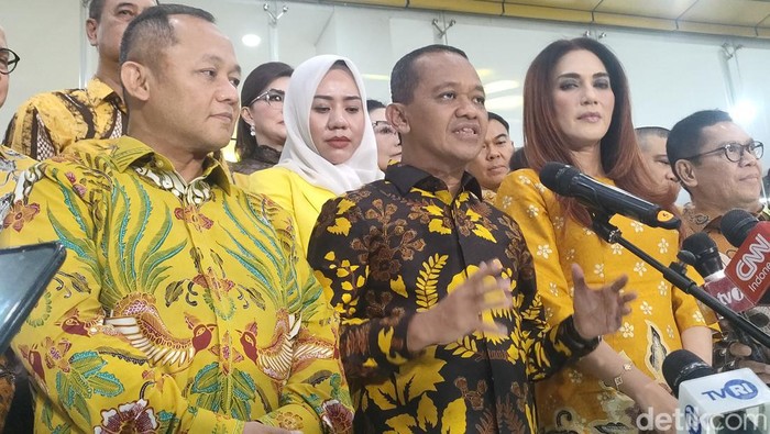Bahlil Lahadalia (batik bercorak cokelat) (Dwi/detikcom).