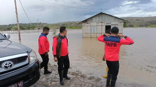 Rumah warga di Dusun Kobenunuh, Desa Bena, Kecamatan Amanuban Selatan, TTS, NTT, terendam banjir genangan luapan sungai Fatu Muti. (Dok. BPBD TTS).