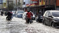 Puncak pasang air laut setinggi 3.61 meter pada pagi hari ini ditambah dengan tidak berfungsinya pompa dan pintu air menyebabkan banjir rob meluas merendam fasilitas umum serta permukiman warga. 
