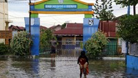 Bencana ini mengakibatkan sejumlah sekolah terpaksa meliburkan siswanya, pertokoan tutup dan aktivitas warga terganggu. 