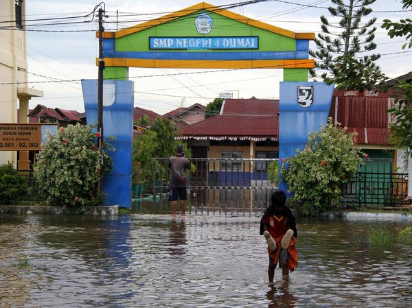 Banjir Pasang Air Laut Rendam Dumai, Sekolah Diliburkan