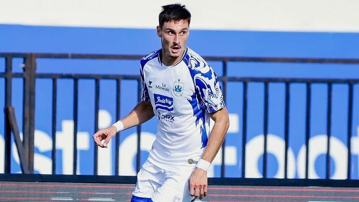 Bek PSIS, Joao Ferrari dalam laga Liga 1 2024/2025.