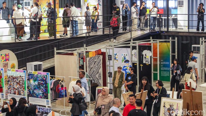 Jakarta Illustration & Creative Art Fair (JICAF) tengah digelar di Senayan City, Jakarta. Perayaan seni kreatif dan visual berskala internasional ini langsung diserbu pengunjung.
