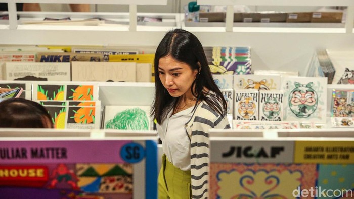 Jakarta Illustration & Creative Art Fair (JICAF) tengah digelar di Senayan City, Jakarta. Perayaan seni kreatif dan visual berskala internasional ini langsung diserbu pengunjung.
