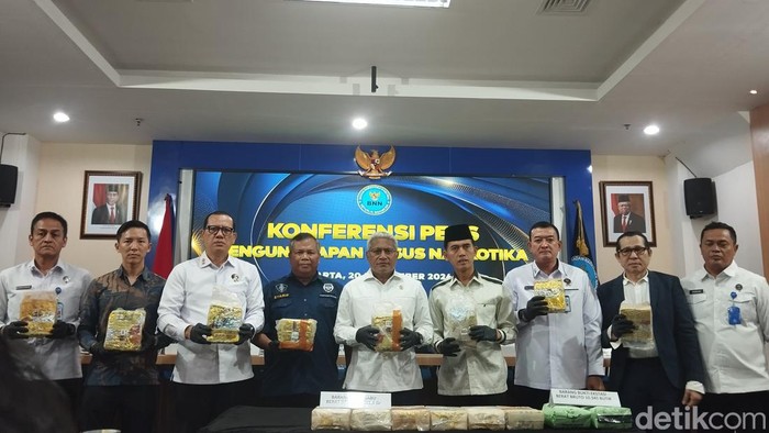 BNN membongkar paket 15 kilogram sabu dan 10 ribu butir ekstasi asal Malaysia di Aceh.