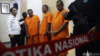 Para tersangka dihadirkan dalam rilis pengungkapan penyelundupaan narkoba jenis sabu dan ekstasi di kantor BNN, Jakarta Timur.
