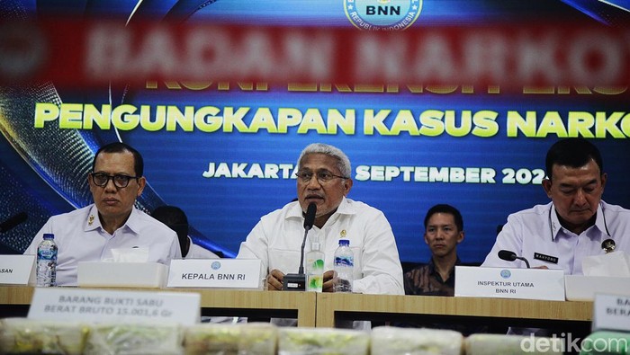 Kepala Badan Narkotika Nasional (BNN) Komjen Pol Marthinus Hukom (tengah) bersama Deputi Bidang Pemberantasan BNN RI Irjen Pol I Wayan Sugiri (kiri) dan Direktur Interdiksi Bea dan Cukai, Syarif Hidayat (kedua kiri), Ketua MUI Bidang Fatwa Asrorun Niam (kedua kanan) dan Inspektur Utama BNN Wahyono (kanan), menunjukkan barang bukti narkoba jaringan internasional saat konferensi pers di kantor BNN, Jl MT Haryono, Cawang, Jakarta Timur, Jumat (20/9/2024).