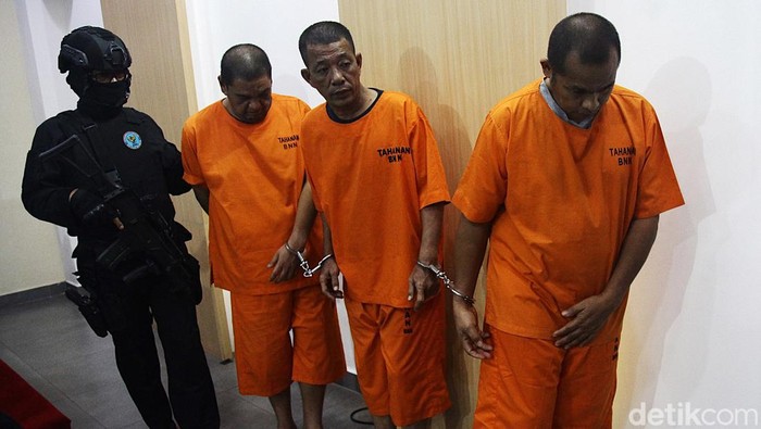 BNN Tangkap Pengedar Narkoba Jaringan Malaysia Kepala Badan Narkotika Nasional (BNN) Komjen Pol Marthinus Hukom (tengah) bersama Deputi Bidang Pemberantasan BNN RI Irjen Pol I Wayan Sugiri (kiri) dan Direktur Interdiksi Bea dan Cukai, Syarif Hidayat (kedua kiri), Ketua MUI Bidang Fatwa Asrorun Niam (kedua kanan) dan Inspektur Utama BNN Wahyono (kanan), menunjukkan barang bukti narkoba jaringan internasional saat konferensi pers di kantor BNN, Jl MT Haryono, Cawang, Jakarta Timur, Jumat (20/9/2024).