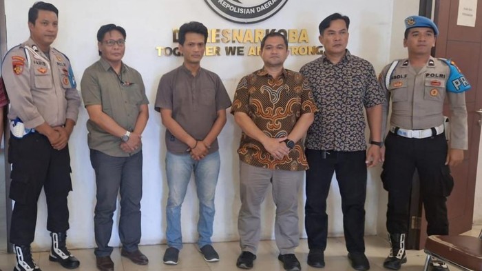 Briptu Wahyudi [celana jeans] saat dijemput Polda Sumsel (Foto: Dok Polda Riau)