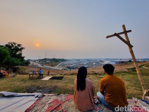 Lagi Viral Nih, Bukit Dekat Pabrik Mobil Jadi Spot Wisata Dadakan di Bekasi