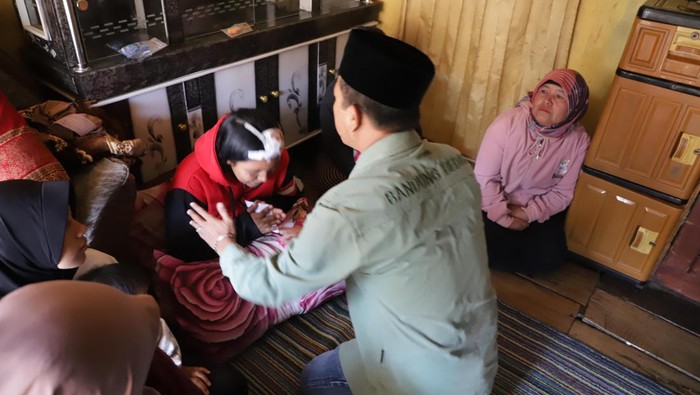 Bupati Bandung, Dadang Supriatna saat mendatangi kediaman bocah meninggal tertimpa tembok saat gempa.