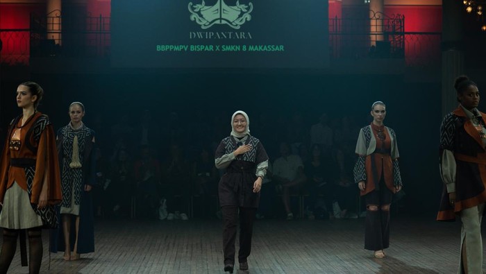Busana karya siswa SMK tanah air unjuk di Front Row Paris 2024