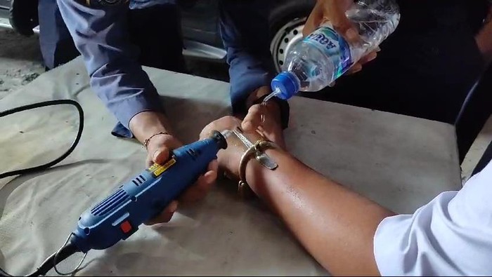 Damkar mengevakuasi melepaskan borgol di tangan remaja Bogor