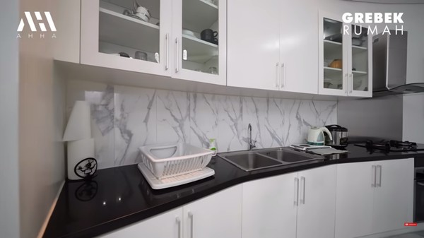 Potret Dapur Rumah dr Boyke yang Bernuansa Hitam Putih