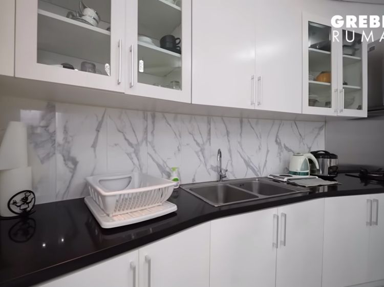 Potret Dapur Rumah dr Boyke yang Bernuansa Hitam Putih