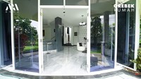 Masuk ke dalam rumahnya langsung terdapat ruang tamu di mana ruang tersebut juga bersebelahan dengan meja makan dan dapur. Foto: YouTube Atta Halilintar 
