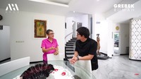 Begini penampilan dapur yang terdapat meja makannya. Area dapur ini langsung terdapat jendela besar yang mengarah taman di depan. Foto: YouTube Atta Halilintar