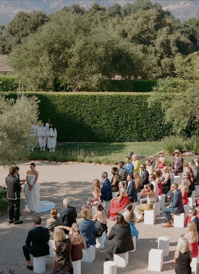 Janji suci mereka digelar di halaman belakang yang dihadiri sejumlah kerabat dan sahabat. Foto: Instagram/@normanandblake @charlieputh @puthbrooke