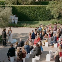 Janji suci mereka digelar di halaman belakang yang dihadiri sejumlah kerabat dan sahabat. Foto: Instagram/@normanandblake @charlieputh @puthbrooke