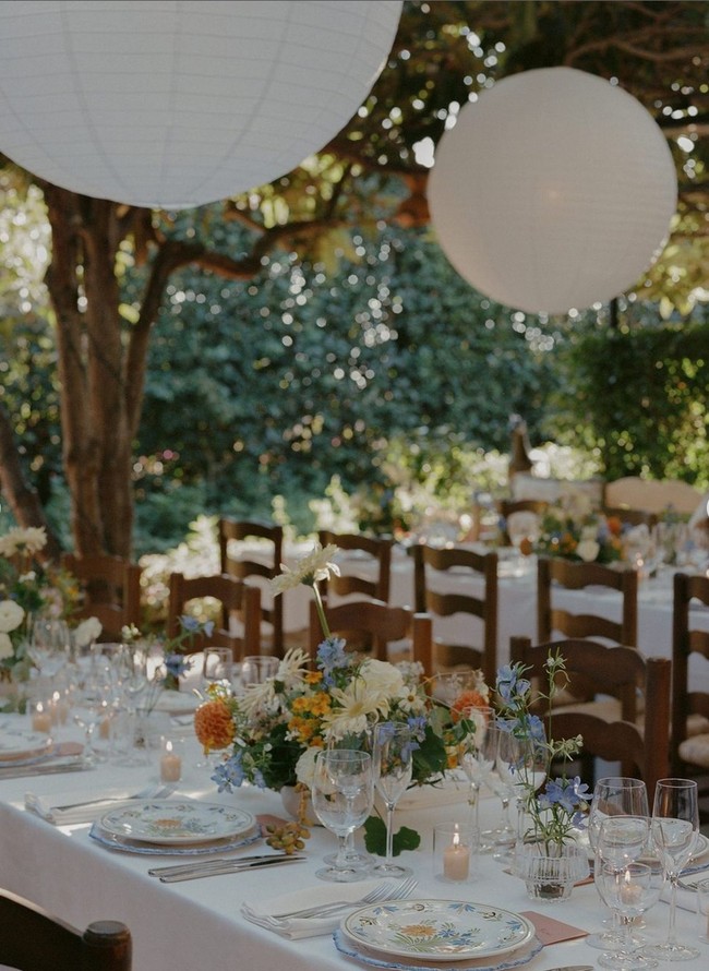 Untuk menjamu para tamu, pasangan ini sudah menyiapkan table setting yang ditata sangat cantik dengan nuansa putih dan bebungaan warna pastel. Foto: Instagram/@normanandblake @charlieputh @puthbrooke