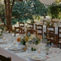 Untuk menjamu para tamu, pasangan ini sudah menyiapkan table setting yang ditata sangat cantik dengan nuansa putih dan bebungaan warna pastel. Foto: Instagram/@normanandblake @charlieputh @puthbrooke