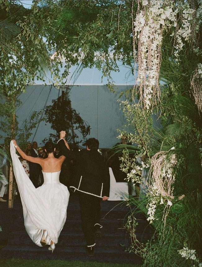 “Kami memilih rumah keluarga Puth karena  Montecito punya pemandangan yang sempurna. Aku ingin pernikahan kami bisa menyatukan tradisi dan modernitas yang tidak konvensional. Aku ingin semua detailnya terasa relaks tapi sempurna, benar-benar dikurasi,” kata Brooke dilansir Vogue. Foto: Instagram/@normanandblake @charlieputh @puthbrooke