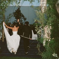 “Kami memilih rumah keluarga Puth karena  Montecito punya pemandangan yang sempurna. Aku ingin pernikahan kami bisa menyatukan tradisi dan modernitas yang tidak konvensional. Aku ingin semua detailnya terasa relaks tapi sempurna, benar-benar dikurasi,” kata Brooke dilansir Vogue. Foto: Instagram/@normanandblake @charlieputh @puthbrooke