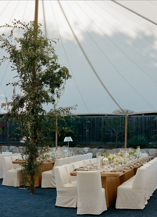 Putih kembali menjadi tema warna utama untuk momen spesial ini. Beberapa rangkaian tanaman hijau memberi kesan simple, sejuk dan elegan. Foto: Instagram/@normanandblake @charlieputh @puthbrooke