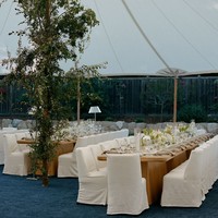 Putih kembali menjadi tema warna utama untuk momen spesial ini. Beberapa rangkaian tanaman hijau memberi kesan simple, sejuk dan elegan. Foto: Instagram/@normanandblake @charlieputh @puthbrooke