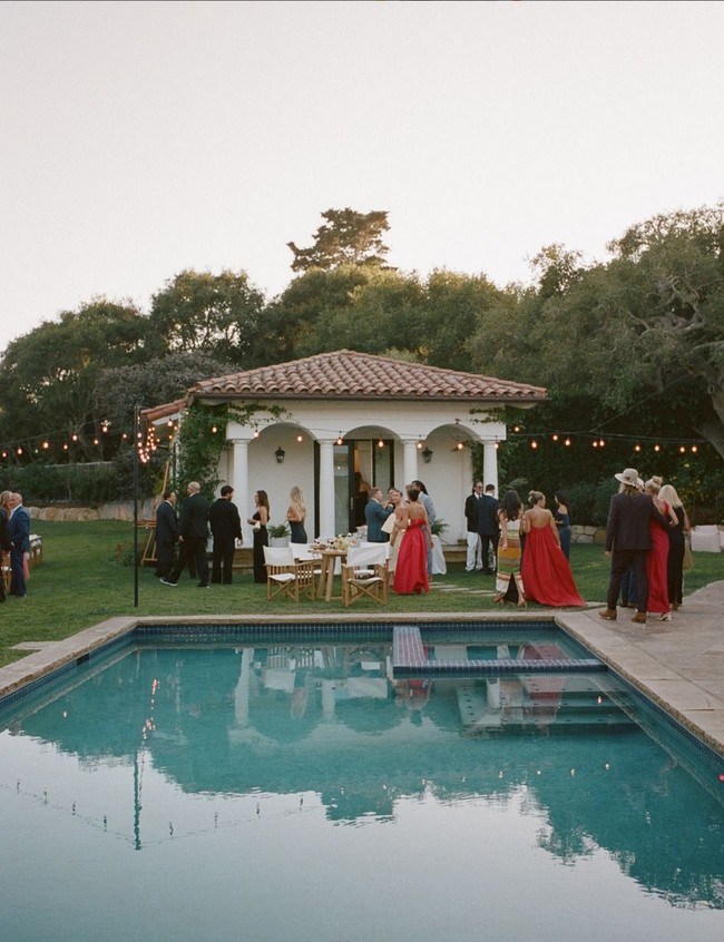 Charlie dan Brooke menginginkan tempat yang nyaman tapi sentimentil untuk jadi saksi cinta mereka. Halaman belakang pun disulap jadi venue pernikahan yang romantis dengan nuansa putih. Foto: Instagram/@normanandblake @charlieputh @puthbrooke