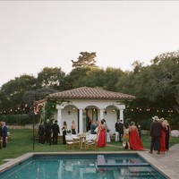 Charlie dan Brooke menginginkan tempat yang nyaman tapi sentimentil untuk jadi saksi cinta mereka. Halaman belakang pun disulap jadi venue pernikahan yang romantis dengan nuansa putih. Foto: Instagram/@normanandblake @charlieputh @puthbrooke