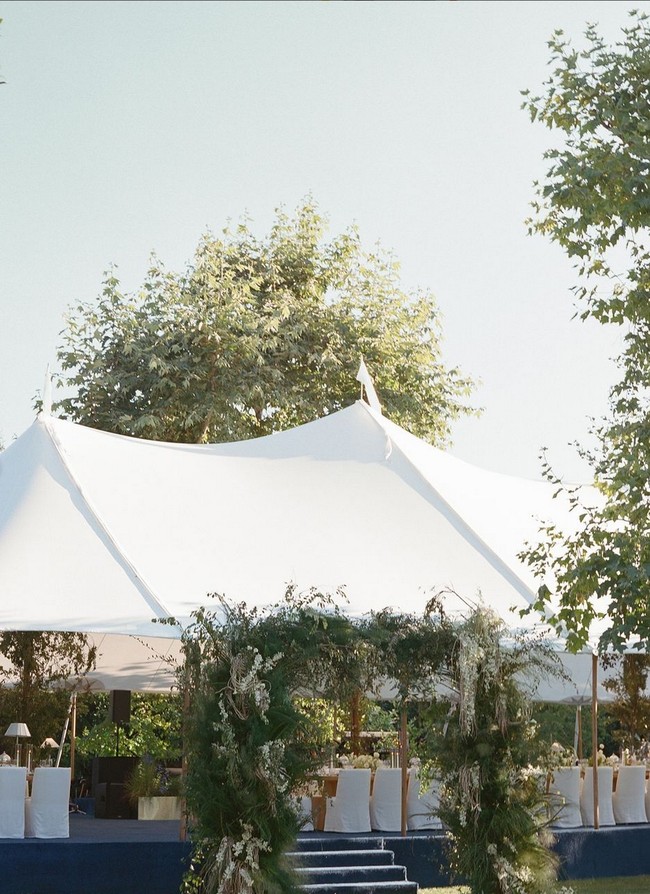 Tenda putih dengan dekorasi bunga minimalis juga disiapkan untuk acara cocktail di malam hari. Foto: Instagram/@normanandblake @charlieputh @puthbrooke