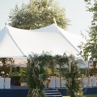 Tenda putih dengan dekorasi bunga minimalis juga disiapkan untuk acara cocktail di malam hari. Foto: Instagram/@normanandblake @charlieputh @puthbrooke